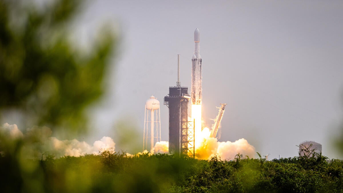 Rocket lifts of from Kennedy Space Center to journey to the asteroid Psyche